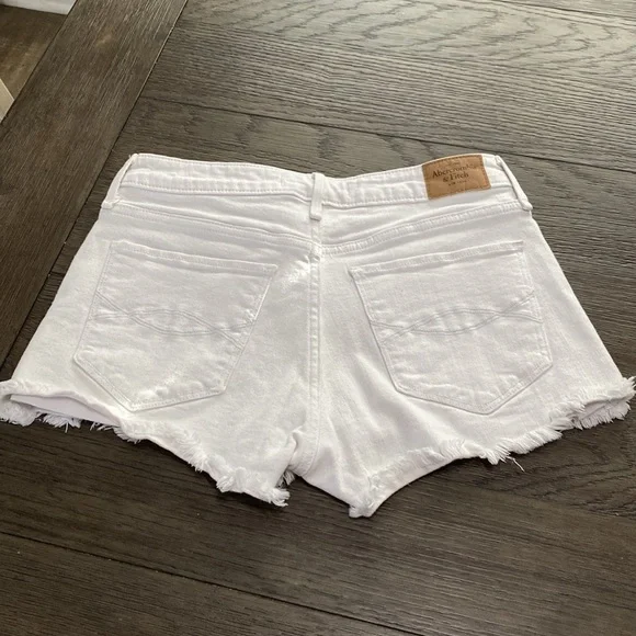 Abercrombie and Fitch women’s white Denim Shortie  Shorts | Size 26/2 - Picture 4 of 8